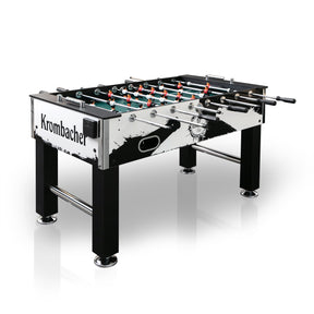 Krombacher Kickertisch mit schwarzen Beinen, silbernem Metallrahmen und Spielfiguren in Rot und Weiß.