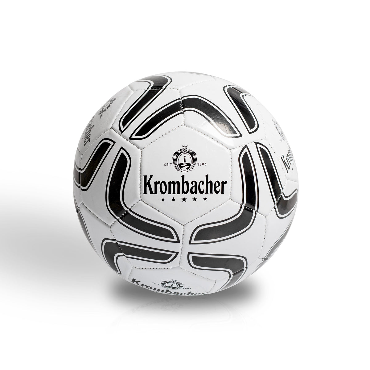 Weißer Fußball mit schwarzem Muster und Krombacher-Logo mit Schriftzug 'Seit 1803'.