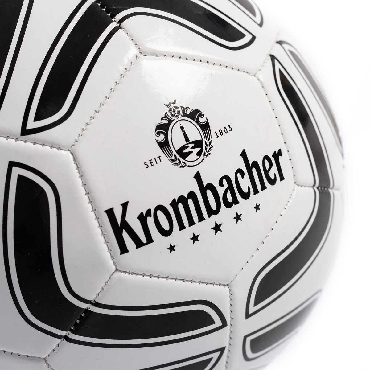 Weißer Fußball mit schwarzem Muster und Krombacher-Logo mit Schriftzug 'Krombacher' und Gründungsjahr 1803.