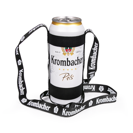 Getränkehalter mit schwarzem Band und weißer Dose Krombacher Pils.