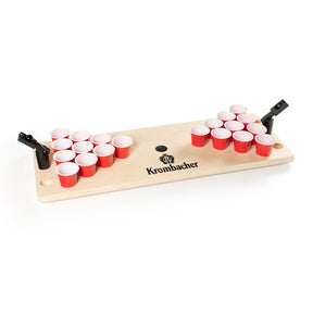 Mini Beerpongtisch aus Holz mit 20 roten Bechern, zwei Ballwerfern und Krombacher-Logo in der Mitte.