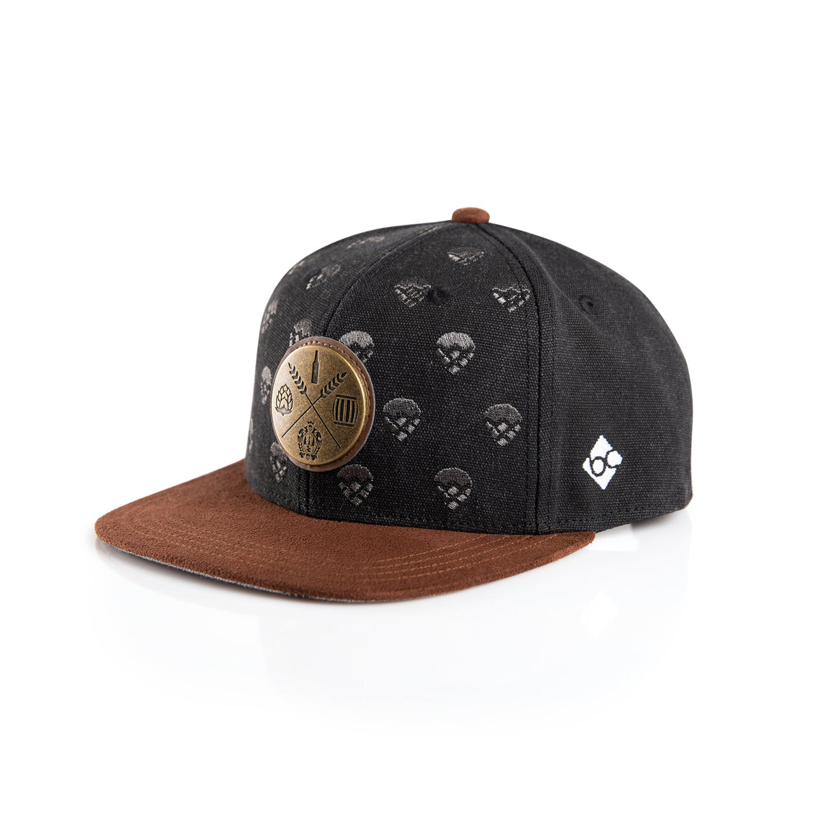 Schwarze Snapback-Cap mit braunem Schirm und rundem Metall-Logo mit Hopfen und Schriftzeichen.