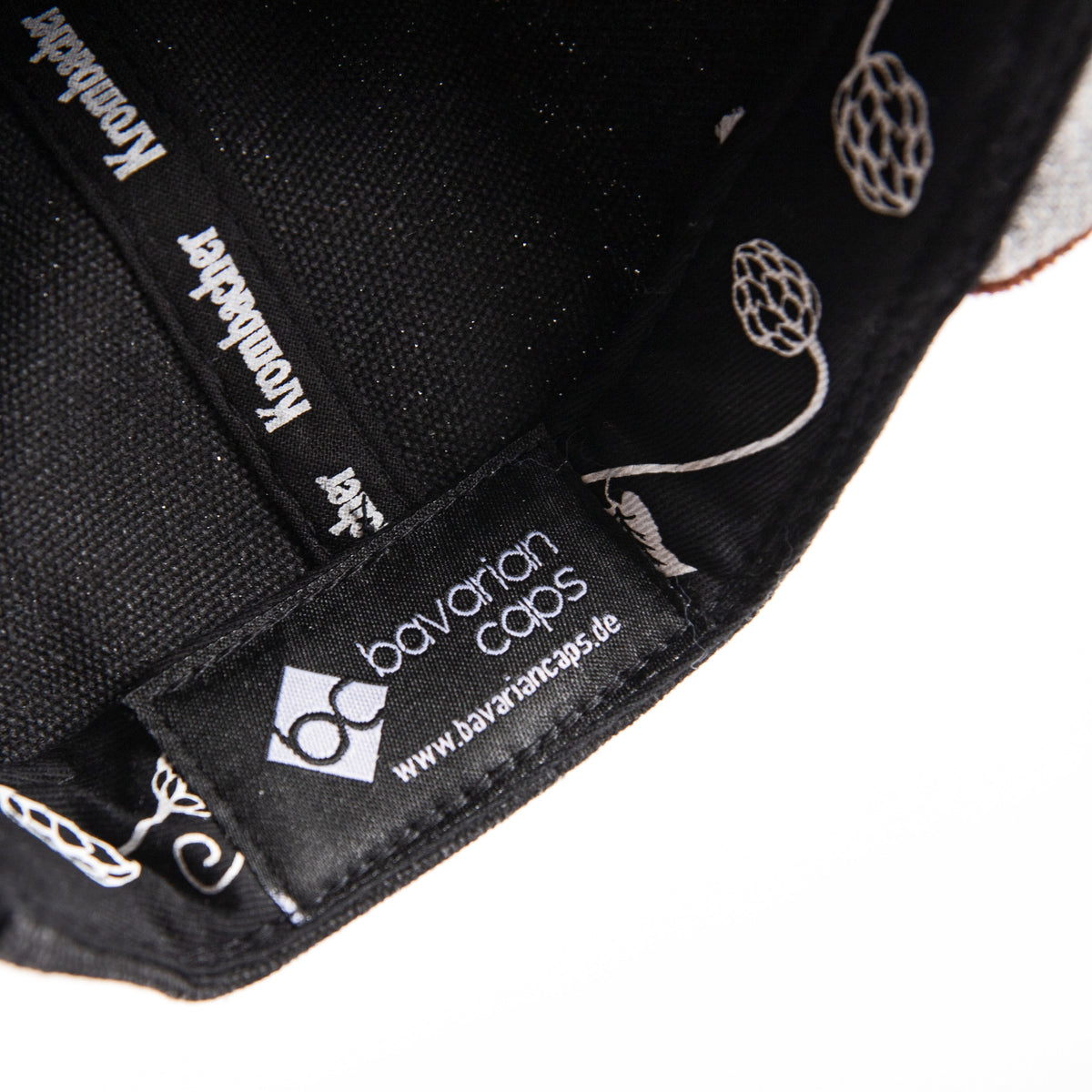 Innenansicht einer Krombacher Snapback Cap mit dem Logo vom Hersteller Bavarian Caps.