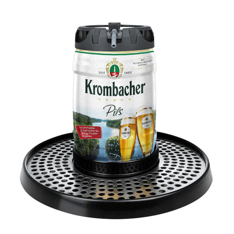 Krombacher-Pils-Fass mit Zapfhahn auf rundem schwarzem Kunststofftablett