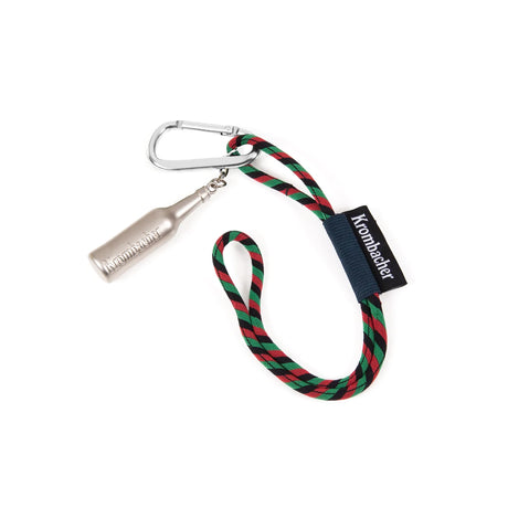 Schlüsselband mit grün-rotem Muster, Metallkarabiner und Flaschenanhänger mit Prägung, Text 'Krombacher' auf Stoffetikett