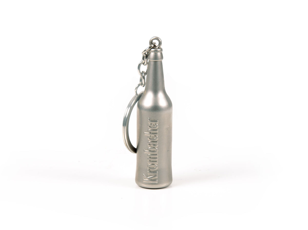 Metall-Schlüsselanhänger in Form einer Krombacher Pils Flasche mit Flaschenöffnerfunktion.