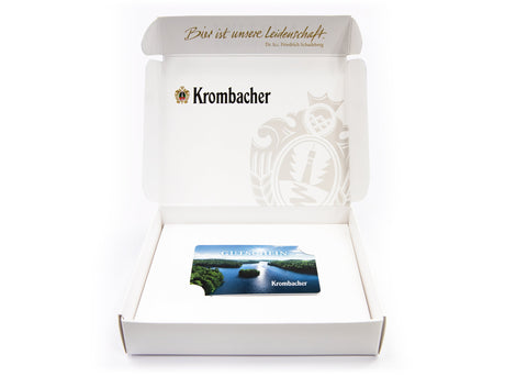 Offene Krombacher Gutscheinbox mit Schriftzug 'Bier ist unsere Leidenschaft' und Gutschein mit Flusslandschaft und Krombacher-Logo.