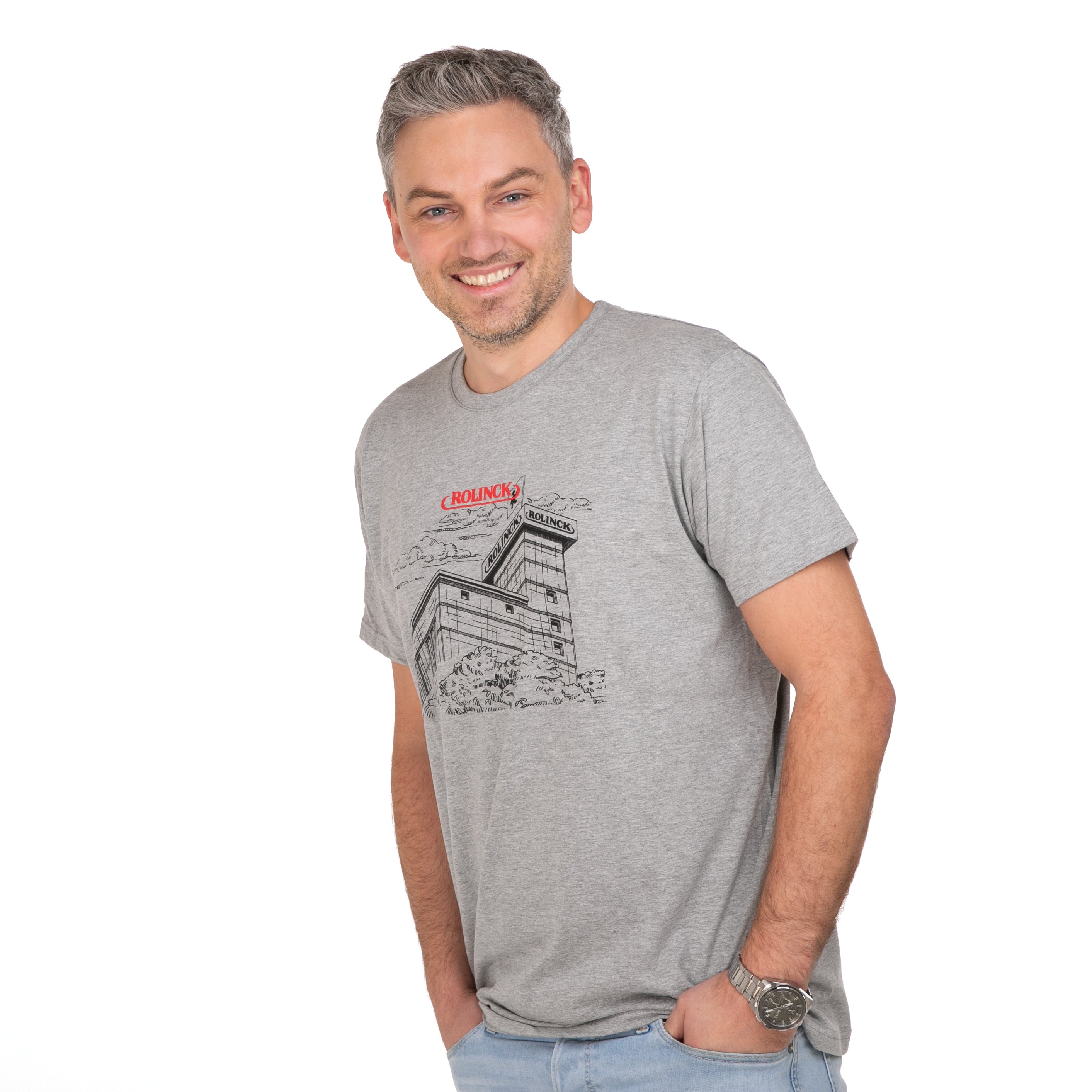 Mann trägt graues T-Shirt mit schwarzer Linienzeichnung der Rolinck Brauerei und rotem Schriftzug 'ROLINCK'.