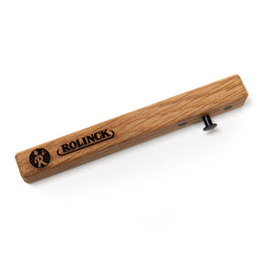 Flaschenöffner mit rechteckigem Holzgriff, auf dem 'ROLINCK' und ein Logo eingraviert sind, mit schwarzem Metallhebel.