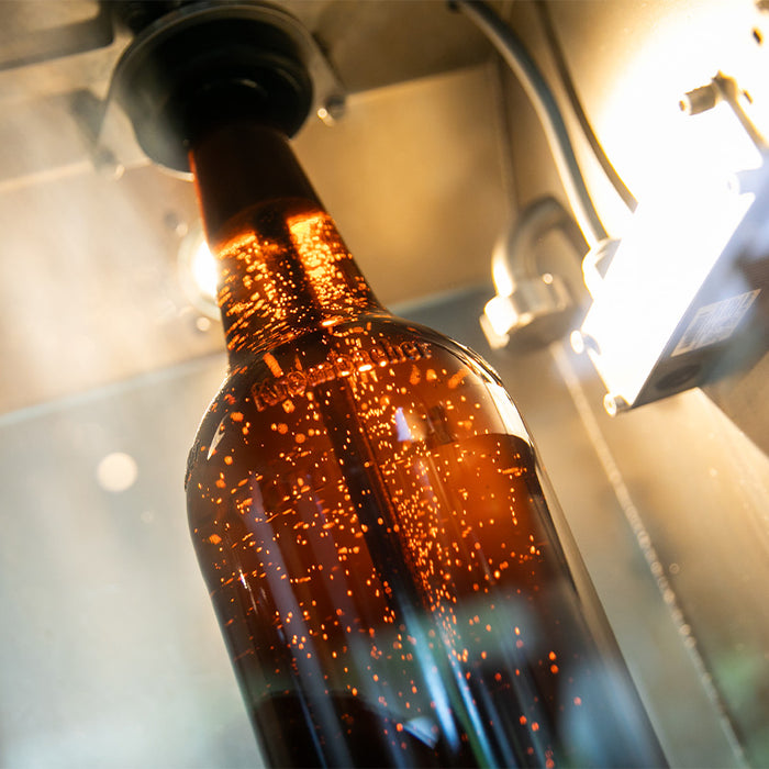 Krombacher Manufaktur: Pils-Flasche wird mit Bier befüllt.