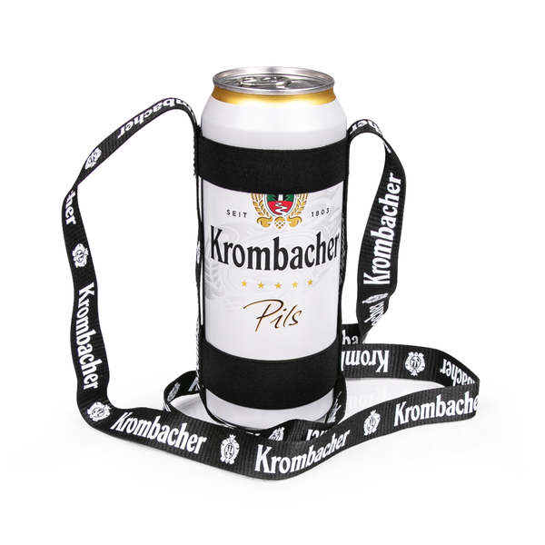Getränkehalter mit schwarzem Band und weißer Dose Krombacher Pils.