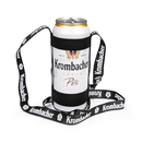 Getränkehalter mit schwarzem Band und weißer Dose Krombacher Pils.