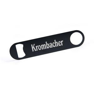 Schwarzer Flaschenöffner mit dem Schriftzug 'Krombacher' in weiß.