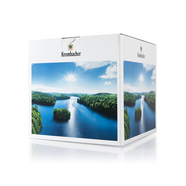 Verpackung für 16er Pack Mein Krombacher mit Seemotiv auf allen vier Seiten.