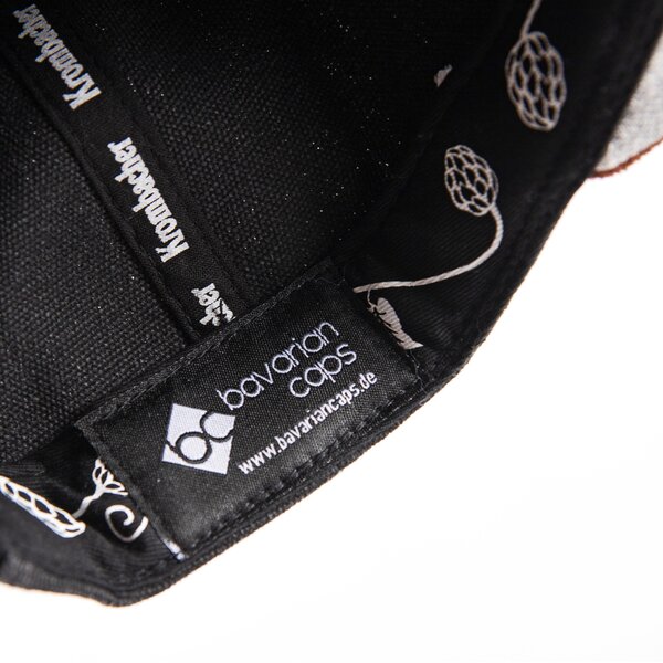 Innenansicht einer Krombacher Snapback Cap mit dem Logo vom Hersteller Bavarian Caps.