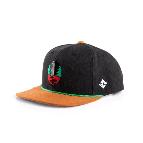 Schwarze Snapback-Kappe mit braunem Schirm, grünem Zierband und gesticktem Logo mit Kindelsbergturm.