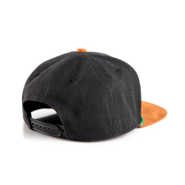 Schwarze Snapback-Kappe mit verstellbarem Verschluss und braunem Schirm, seitliche Ansicht.