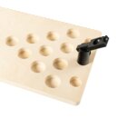 Mini Beerpongtisch aus hellem Holz mit neun runden Vertiefungen und schwarzem Halter an der Ecke.