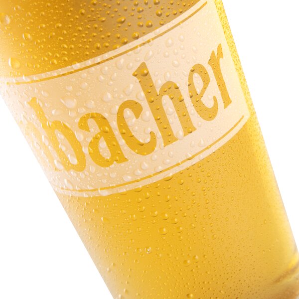 Detailbild des Krombacher Highlight Cup, Teil des Schriftzugs 'Krombacher' sichtbar.