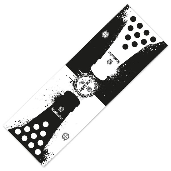 Beerpong-Matte mit zwei stilisierten Krombacher Bierflaschen und dem Schriftzug 'Krombacher Pils' in der Mitte in schwarz und weiß.