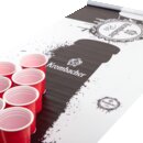 Beerpong-Matte mit Krombacher-Logo und Schriftzug, darauf rote Plastikbecher in Dreiecksformation aufgestellt.