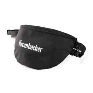 Schwarze Bauchtasche mit weißem Schriftzug 'Krombacher' und Reißverschluss oben.