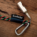 Schlüsselband mit Karabinerhaken und Flaschenöffner in Flaschenform, mit Krombacher-Logo auf schwarzem Stoffband.
