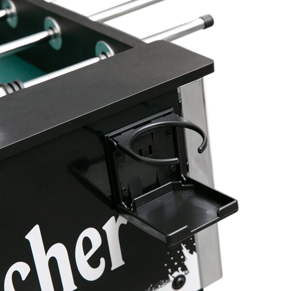 Schwarzer Krombacher Kickertisch mit Detailaufnahme vom integriertem Getränkehalter und Ablage.