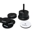 Krombacher Schockbesteck mit schwarzen und einem weißen Plättchen, auf einem Ständer gestapelt und einige vor dem Stapel verteilt.