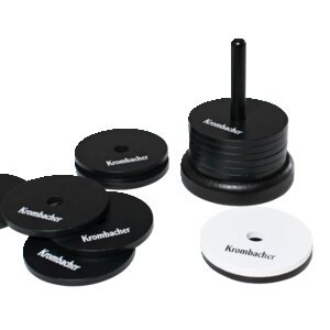 Krombacher Schockbesteck mit schwarzen und einem weißen Plättchen, auf einem Ständer gestapelt und einige vor dem Stapel verteilt.