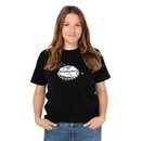 Eine Frau in einem schwarzen T-Shirt mit Illustriertem Kronkorken auf der Brust.