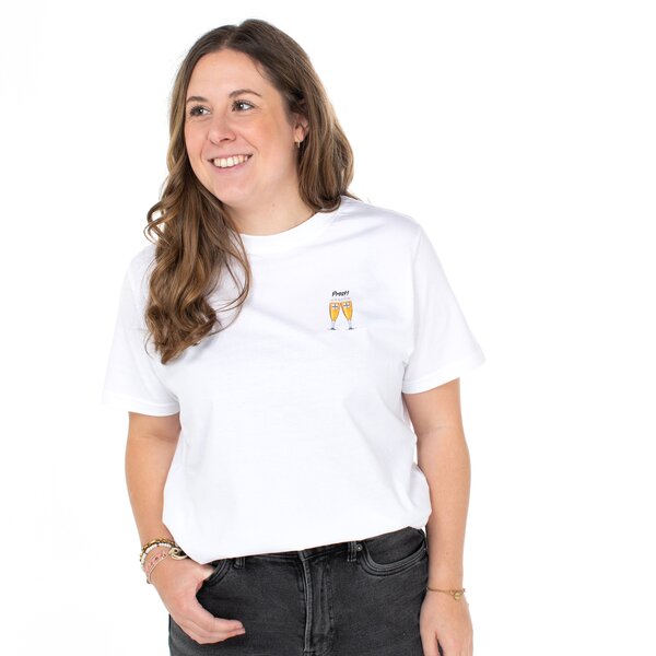 Eine Frau in einem weißen T-Shirt mit zwei anstoßenden Krombacher Gläsern auf der Brust.