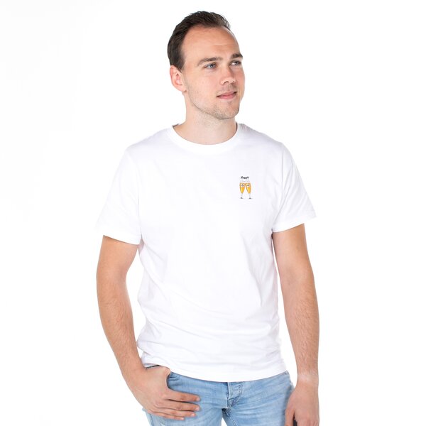 Ein Mann in einem weißen T-Shirt mit zwei anstoßenden Krombacher Gläsern auf der Brust.