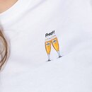 Zwei anstoßende Krombacher Gläser auf einem weißen T Shirt.