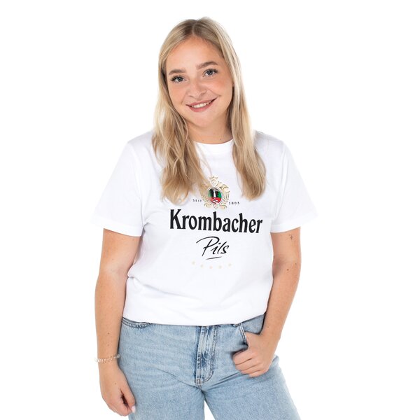 Eine Frau in einem weißen T-Shirt mit Krombacher Pils Logo auf der Brust.