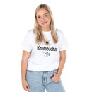 Eine Frau in einem weißen T-Shirt mit Krombacher Pils Logo auf der Brust.