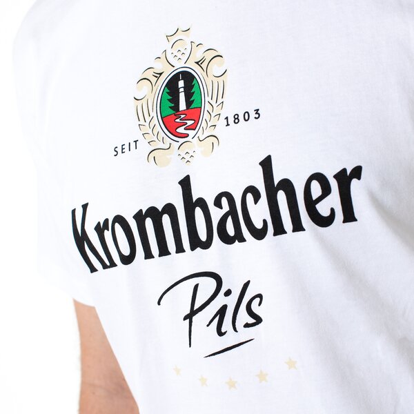 Krombacher Pils Logo auf einem weißen T Shirt.