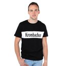 Ein Mann in einem schwarzen T-Shirt mit Krombacher Logo auf der Brust.