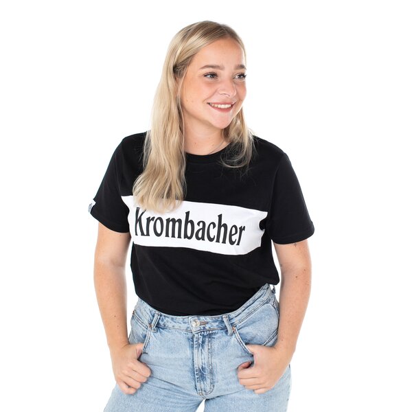 Eine Frau in einem schwarzen T-Shirt mit Krombacher Logo auf der Brust.