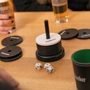 Krombacher Schockbesteck Spielscheiben mit schwarzer und weißer Farbe und Krombacher Schriftzug, Würfel und zwei Biergläser auf Holztisch.