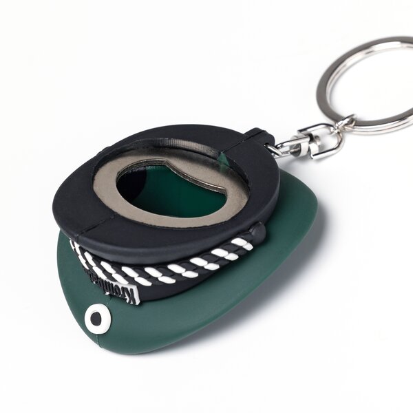 Schlüsselanhänger in Form einer grünen Schützenkappe mit schwarzem Schirm und silbernem Flaschenöffner integriert.