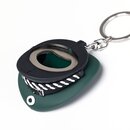 Schlüsselanhänger in Form einer grünen Schützenkappe mit schwarzem Schirm und silbernem Flaschenöffner integriert.