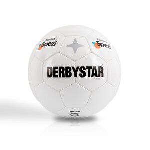 Weißer Fußball mit schwarzem Schriftzug 'DERBYSTAR' und Logos von Krombacher Spezi.