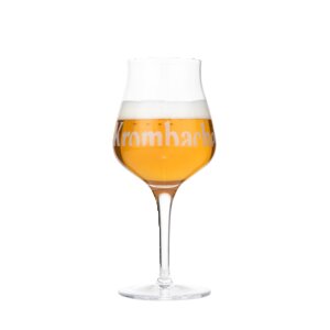 Frisches Pils im Sommelier-Glas mit weitem Bauch und verjüngtem Glasrand, im Krombacher Design.