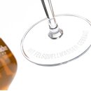 Detailaufnahme des Sockels mit der Gravur 'Mit Felsquellwasser gebraut'.