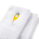 Weiße Socken mit gesticktem gelbem Bierglas-Motiv auf geripptem Stoff.