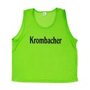 Grünes Markierungshemd mit schwarzem Schriftzug 'Krombacher'.