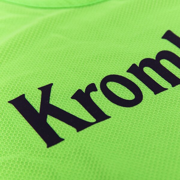 Grünes Markierungshemd mit schwarzem Schriftzug 'Krombacher'.
