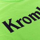 Grünes Markierungshemd mit schwarzem Schriftzug 'Krombacher'.