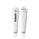  Zapfhahngriff aus Keramik, von beiden Seiten fotografiert. Die eine Seite zeigt schwarze Aufschrift 'Krombacher Pils', die andere zeigt das Krombacher Logo.